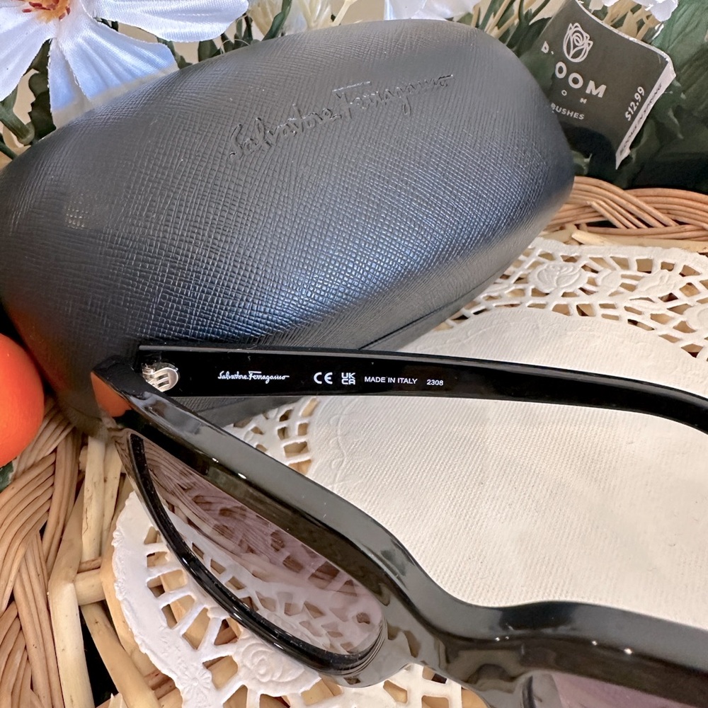 SALVATORE FERRAGAMO Black square sunglasses 53-19-140 mm - Picture 4 of 6